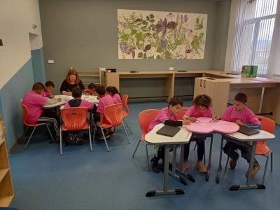 Ден на розовата фланелка! Ученици от 4 клас обсъдиха тема, свързана с различни форми на агресия и обиди!Мероприятие по плана за приемственост между начален и прогимназиален етап. - ОУ Христо Ботев - Зидарово